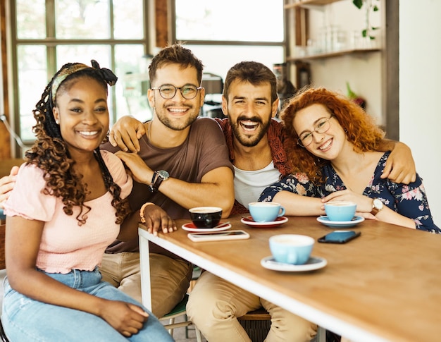 Vrouw vriendschap leuk vriend café glimlachend levensstijl gelukkig drankje man mensen vrolijk lachende koffie