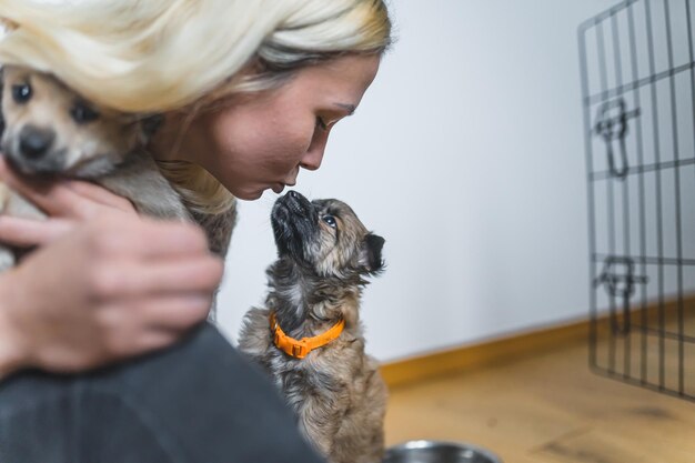 Vrouw vrijwillig zoenen redde kleine puppy