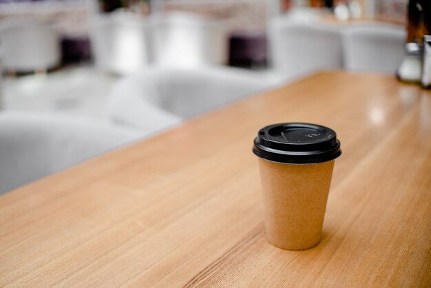 Vrouw vrouwelijke hand met koffie beker papier latte.