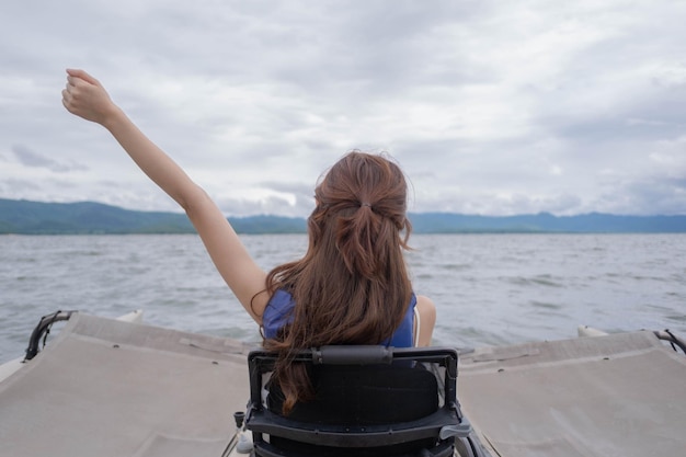 Vrouw vrouwelijke persoon gelukkig leuk reizen boot activiteit zomer meer vakantie mooie outdoor levensstijl