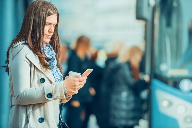 Vrouw wacht op een bus