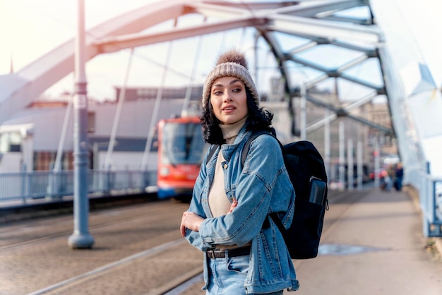 vrouw wachtend op een trambus bij de halte Lifestyle foto