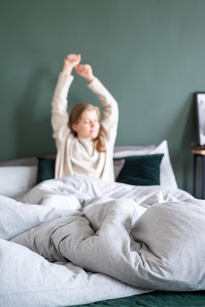 Foto vrouw wakker in bed thuis