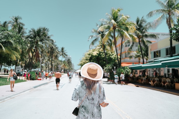 vrouw walking street miami strand palmen vakantie