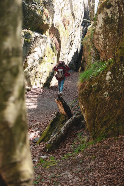 Vrouw wandelaar met rugzak wandelen door trail