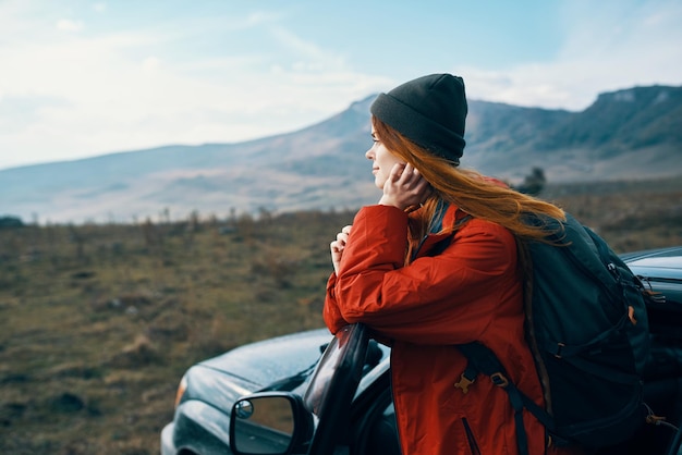 Foto vrouw wandelaar reis rugzak auto bergen landschap hoogwaardige foto