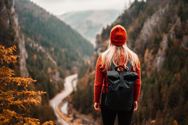 Vrouw wandelaar zit en geniet van uitzicht op de vallei vanuit het gezichtspunt Wandelaar bereikte de top van de berg en ontspant Slowakije mala fatra Avontuur en reizen in de bergen