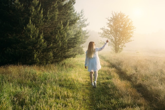 Vrouw wandelen in de ochtend en genieten van de natuur bij zonsopgang