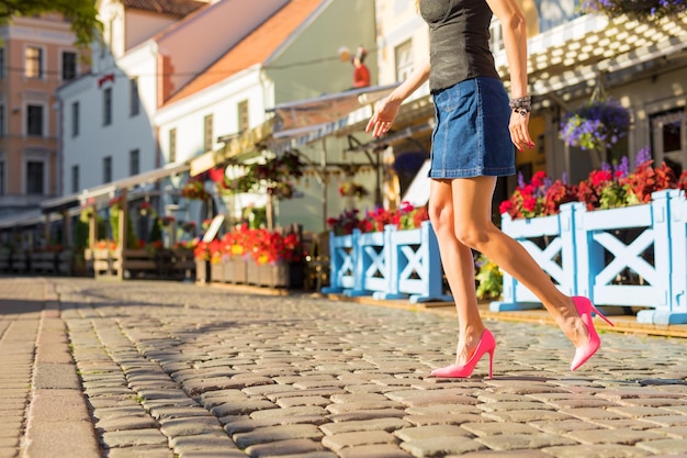 Vrouw wandelen in de oude stad