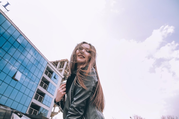 Vrouw wandelen in de stad