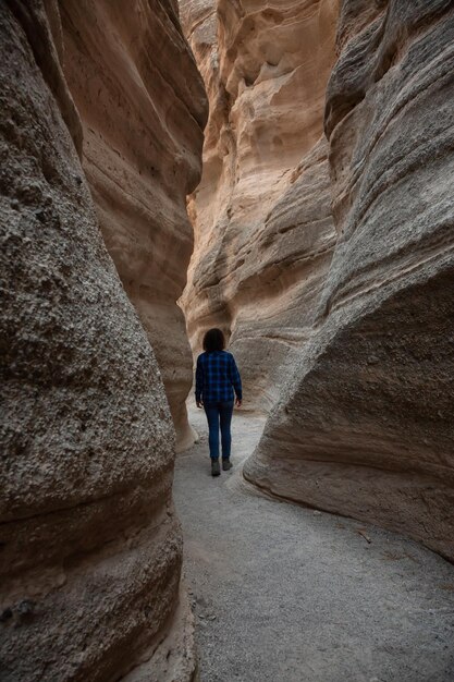 Vrouw wandelen in het Amerikaanse Canyon-landschap