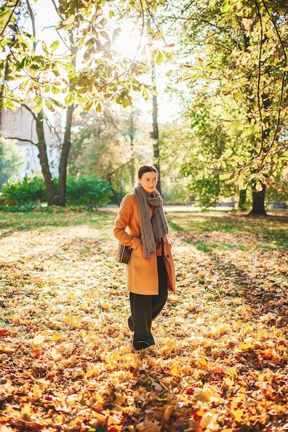 Vrouw wandelen in het herfstpark