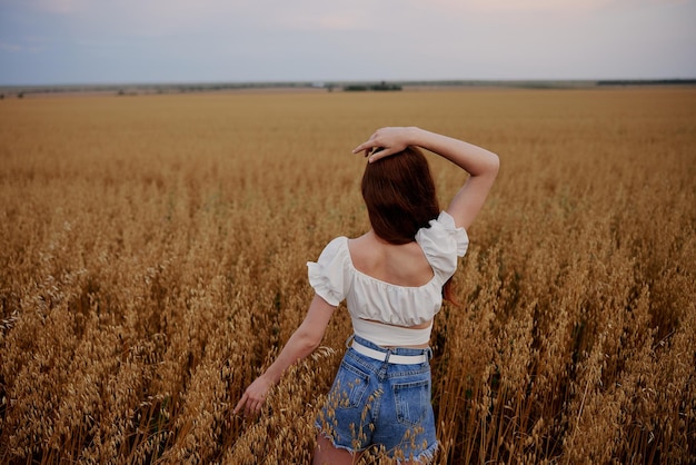 Vrouw wandelen in het veld landschap vrijheid achteraanzicht