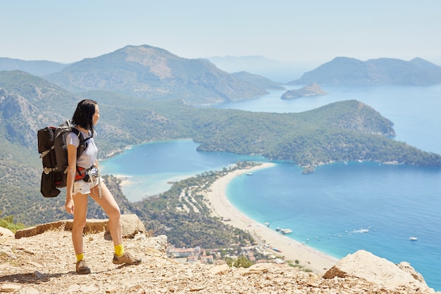 Vrouw wandelen Lycische manier met rugzak. Fethiye, Oludeniz. Mooi uitzicht op zee en het strand. Wandelen in de bergen van Turkije