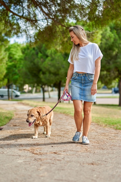 Vrouw wandelen met de hond in het park.