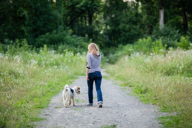 Vrouw wandelen met een huisdier