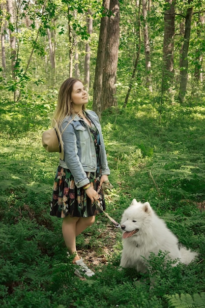 Vrouw wandelen met hond in het bos