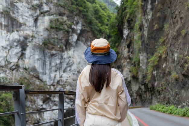 Vrouw wandelt naar Taroko Gorge in Hualien van Taiwan