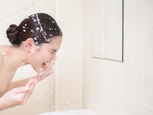 vrouw wast haar gezicht