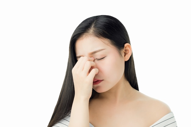 Vrouw wat betreft hoofd om haar hoofdpijn te tonen. Oorzaken kunnen worden veroorzaakt door stress of migraine.
