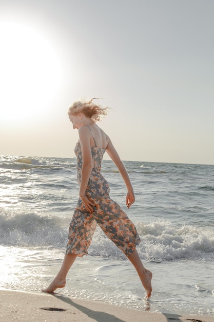 Vrouw watert in de zee tegen een heldere lucht