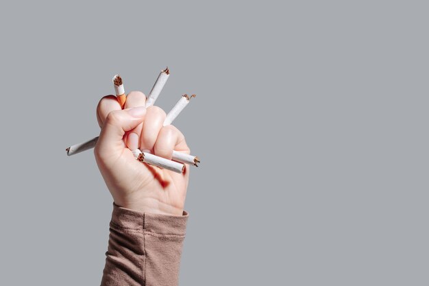 Vrouw weigert sigaretten concept voor het stoppen met roken en een gezonde levensstijl