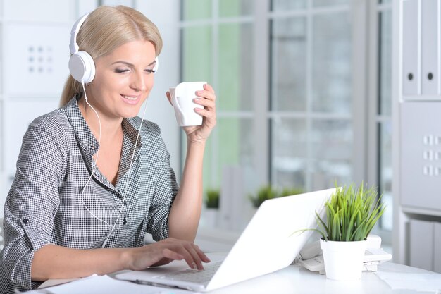 Vrouw werken met laptop