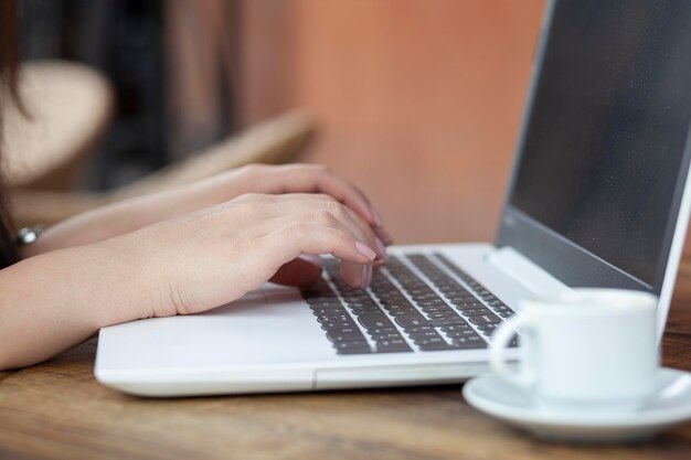 Vrouw werkende computer en koffie