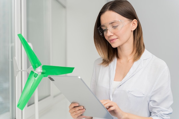 Foto vrouw werkt aan een energiebesparende oplossing