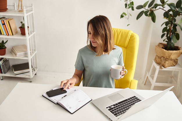 Vrouw werkt in een gezellig kantoor aan huis