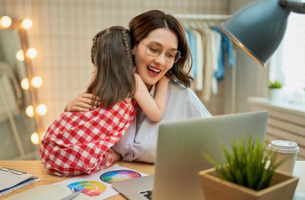 Vrouw werkt in werkplaats