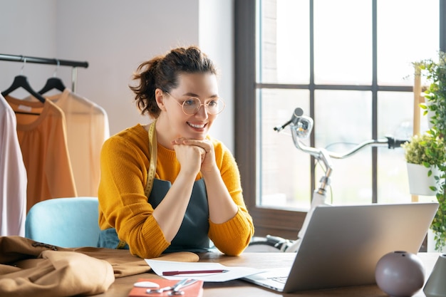 Vrouw werkt in werkplaats