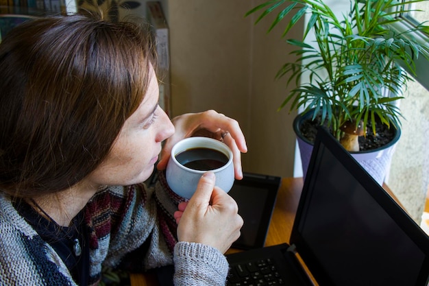 Foto vrouw werkt met een notebook op de werkplek digitale tablet