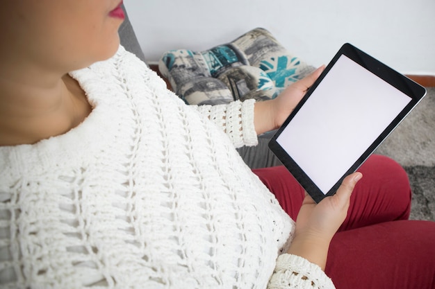 vrouw werkt met een tablet