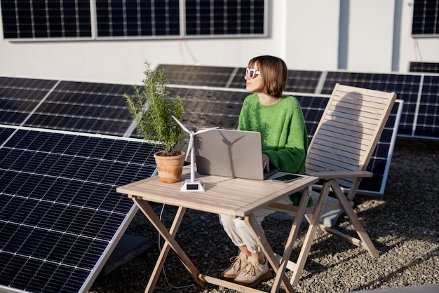 Vrouw werkt op een dak met een zonne-energiecentrale