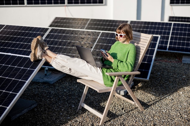 Vrouw werkt op een dak met een zonnestation