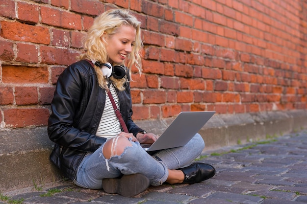 Vrouw werkt op haar laptop