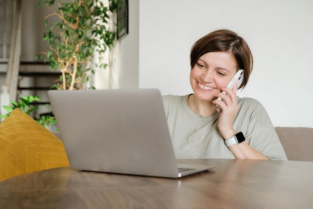 Vrouw werkt op laptop aan tafel