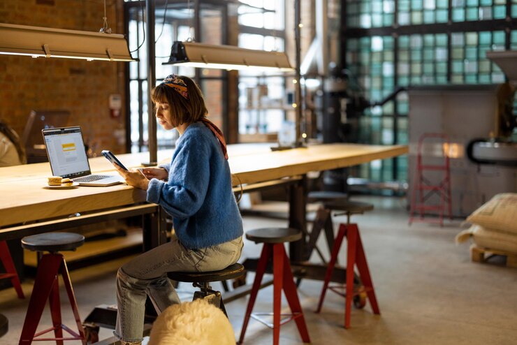 Foto vrouw werkt op laptop in coffeeshop