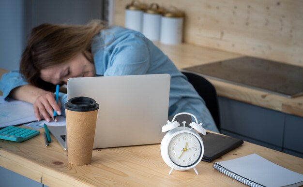 Vrouw werkt 's avonds laat op laptop Recycling werktijdconcept