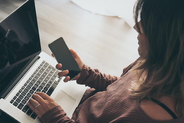 Foto vrouw werkt thuis aan een laptop vrouwelijke handen typen op het toetsenbord tiener maakt een internet videogesprek