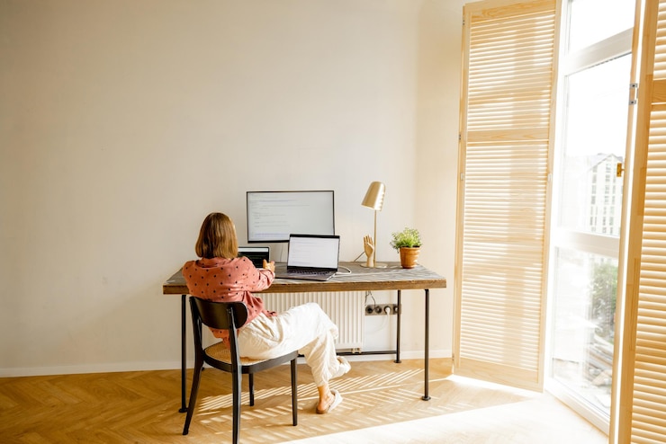Foto vrouw werkt thuis online op computers