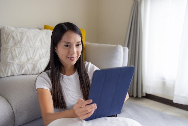 Vrouw werkt thuis op een tabletcomputer