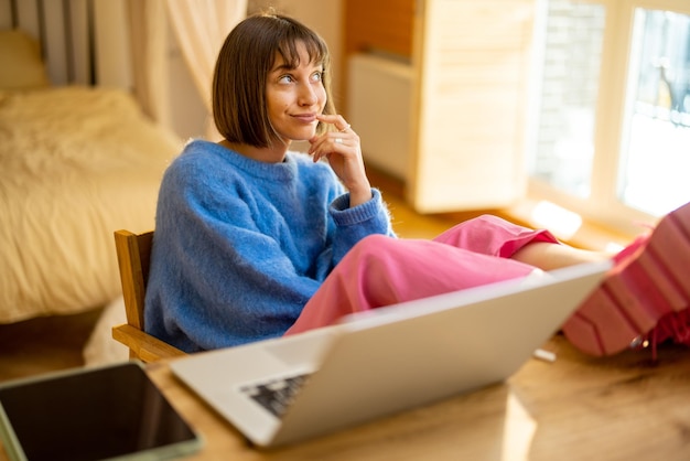 Foto vrouw werkt vanuit huis in gezellige sfeer