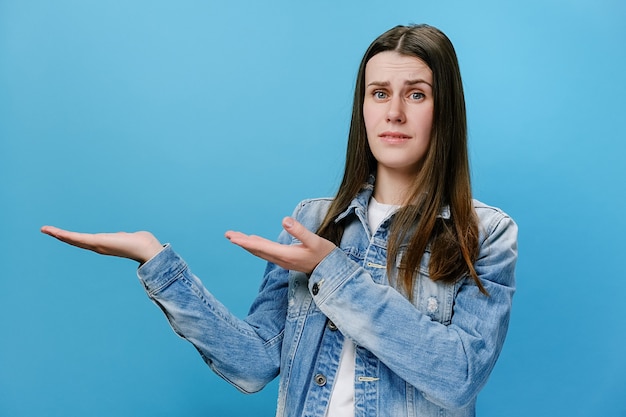 Vrouw wijzend met vingers handen op werkruimte