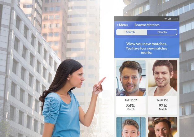 Foto vrouw wijzend naar een datingapp-interface met mannenprofielen