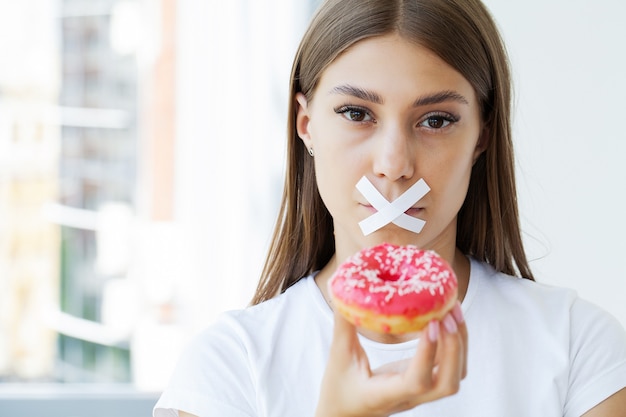 Vrouw wil een donut eten, maar stak skochem-mond