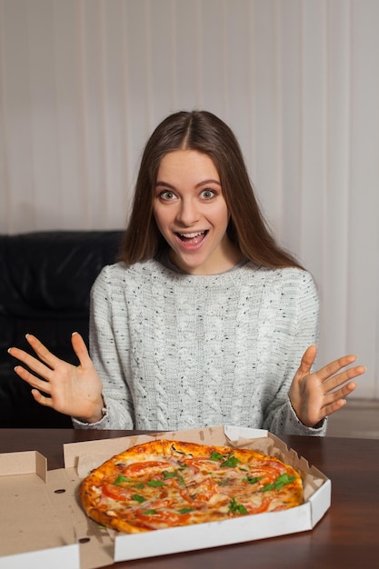 Vrouw wil net geopende pizza proeven op kantoor