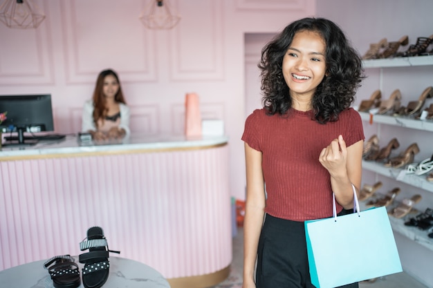 Vrouw winkelen bedrijf papieren zak