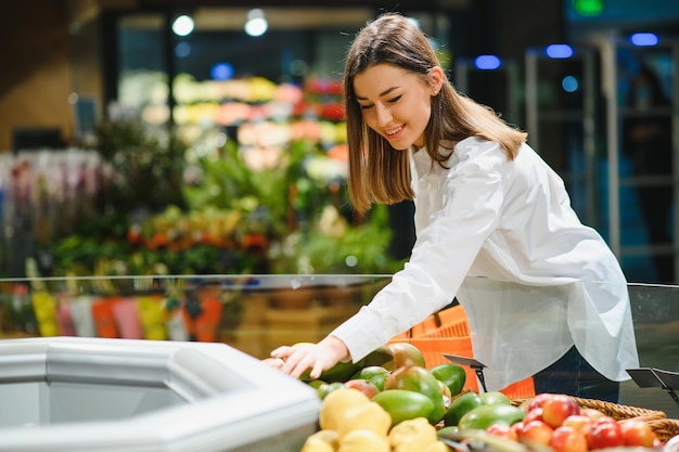 Vrouw winkelen bij de supermarkt